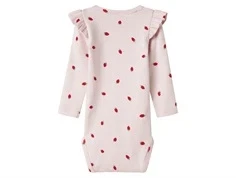 Lyserød langærmet baby bodystocking med print af små jordbær og flæser på skuldrene fra Name It 13241106 Light Lilac bagfra